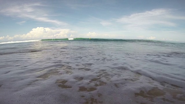 热带海滩上碧蓝的海水和蓝天视频素材
