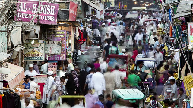 印度德里的旧城区集市上挤满了人群和车辆视频下载