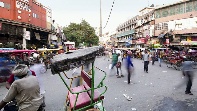 人群、交通和自行车三轮车挤满了印度德里的老城区视频下载