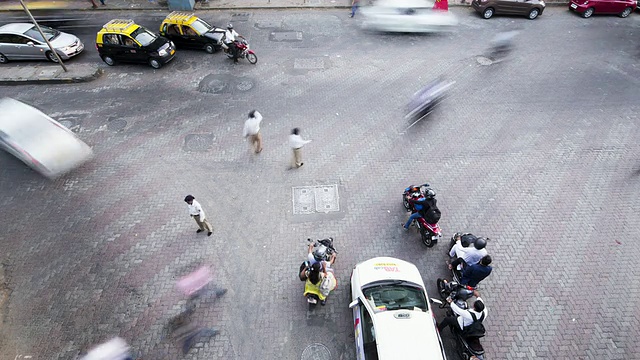 印度孟买，警察在繁忙的十字路口指挥交通视频下载