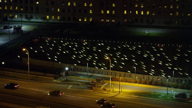 晚上近距离观看五角大楼纪念馆。2011年拍摄的。视频素材