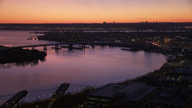飞往华盛顿特区东部阿纳科斯蒂亚河上的弗雷德里克·道格拉斯纪念桥;海军造船厂在右边。2011年拍摄的。视频下载
