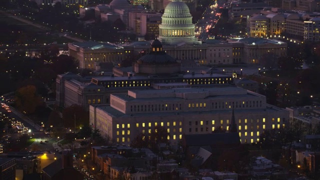 越过国会山，经过国会大厦，国会图书馆和合规办公室;左边的宾夕法尼亚大道是剪报的终点。2011年拍摄的。视频下载