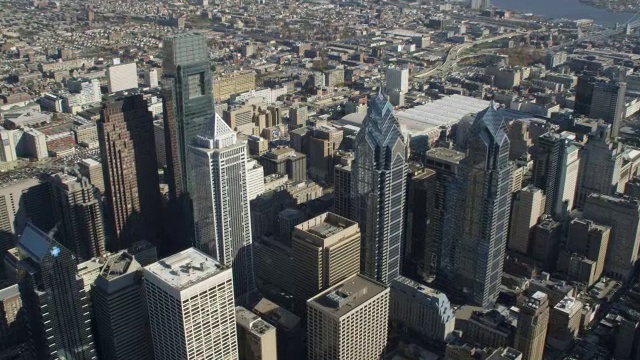 空中进入宾夕法尼亚州费城市中心。2011年拍摄的。视频素材