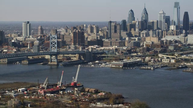 费城和本杰明富兰克林大桥的鸟瞰图。2011年拍摄的。视频素材