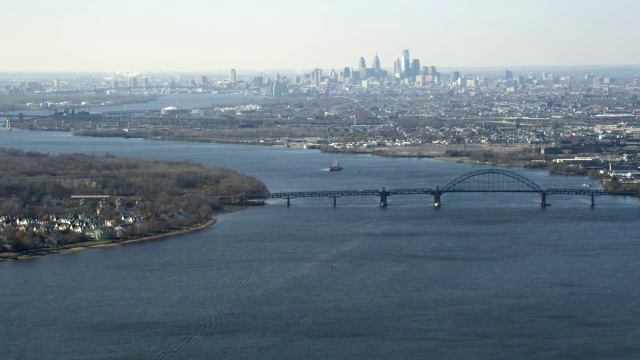 宾夕法尼亚州和新泽西州之间的塔科尼帕尔米拉桥上的德拉瓦河鸟瞰图。2011年拍摄的。视频素材