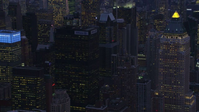黄昏时分经过曼哈顿中城的建筑物。拍摄于2011年11月。视频素材
