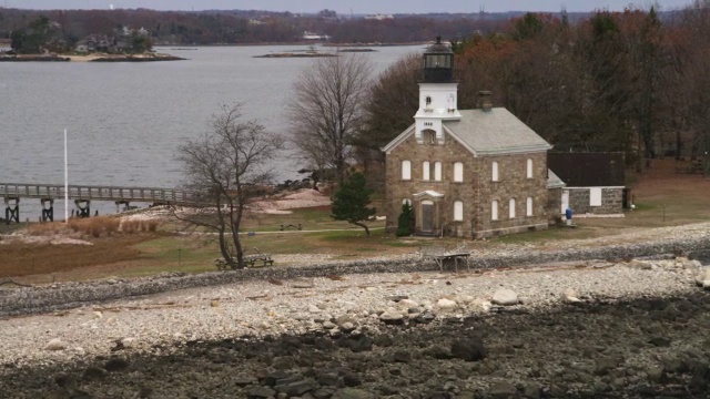 环绕位于康涅狄格州布里奇波特海岸的谢菲尔德岛灯塔。拍摄于2011年11月。视频下载
