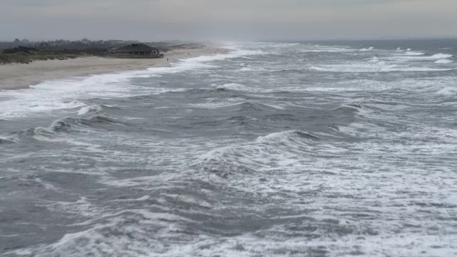 低空飞行，在纽约长岛琼斯海滩附近的灰色泡沫海浪。拍摄于2011年11月。视频素材