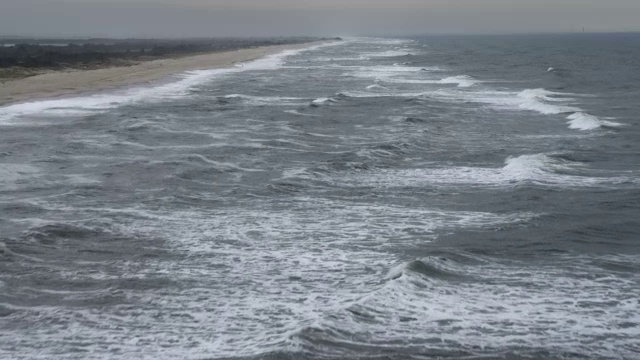 在纽约长岛琼斯海滩附近的灰色大西洋波浪上。拍摄于2011年11月。视频素材