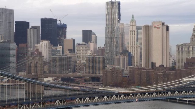 经过曼哈顿桥飞往布鲁克林，离开后回头看曼哈顿的天际线。2011年拍摄的。视频素材