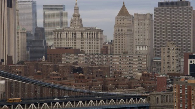 近距离飞过曼哈顿大桥，背景是曼哈顿下城。2011年拍摄的。视频素材