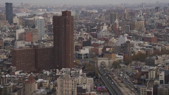 从布鲁克林侧经过曼哈顿桥飞往曼哈顿下城。2011年拍摄的。视频素材