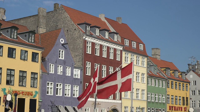 哥本哈根的尼哈芬——前景中有丹麦国旗视频下载
