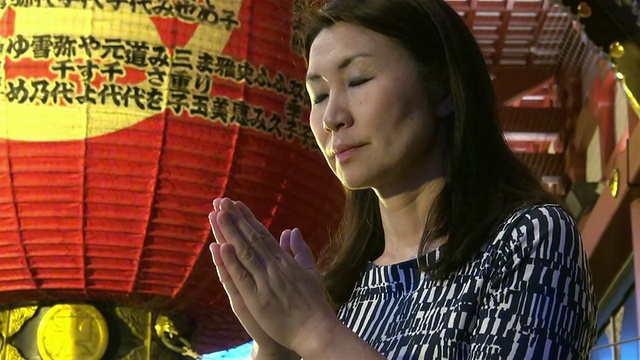 在庙里祈祷的妇女视频素材