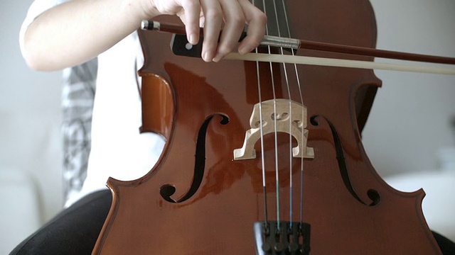 HD:少女拉大提琴。视频素材