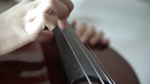 HD:少女拉大提琴。视频素材