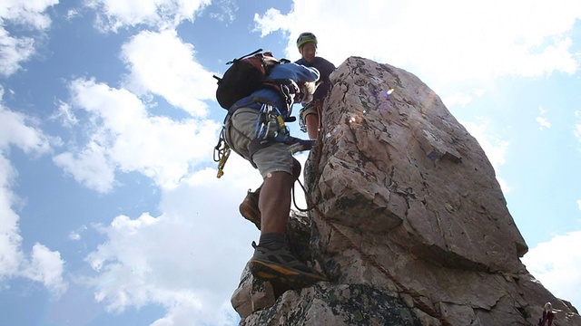 攀登者攀登山巅的垂直顶峰视频素材
