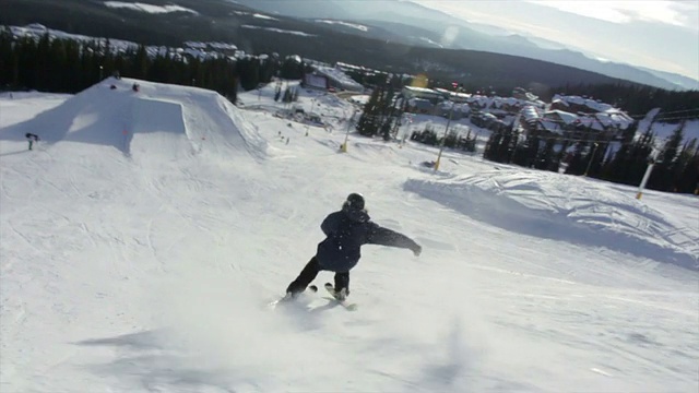 滑雪者在雪园表演空中特技视频下载