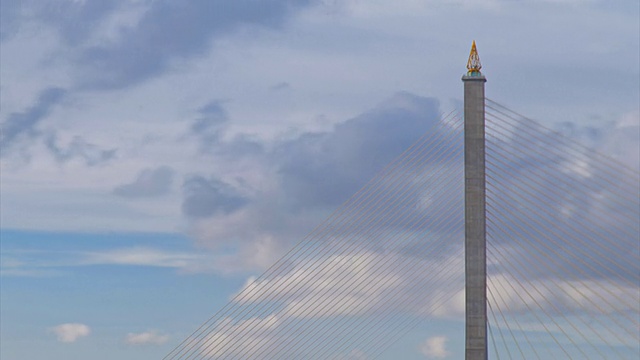 高清延时:Rama VIII桥和天空中移动的云。视频下载