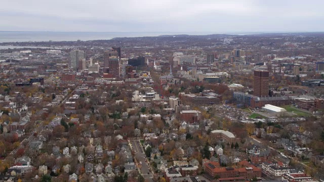 正在接近康涅狄格州纽黑文市中心，向南看。拍摄于2011年11月。视频下载