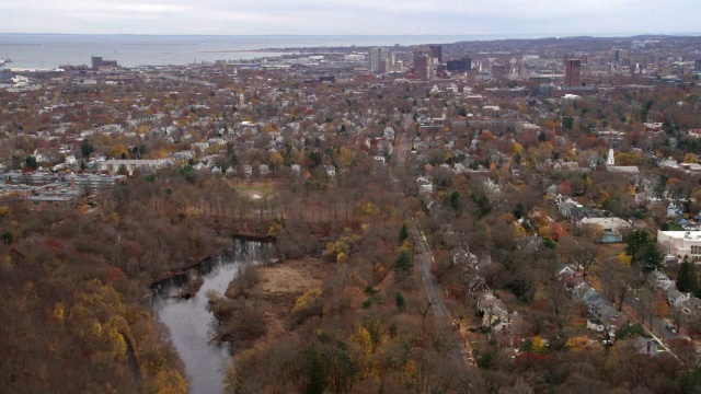 正在接近康涅狄格州纽黑文市中心，右边是惠特尼大道。拍摄于2011年11月。视频下载