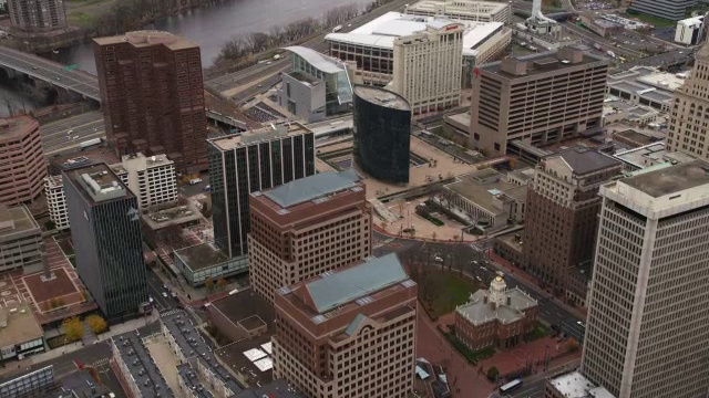 在康涅狄格州哈特福德市中心上空。拍摄于2011年11月。视频素材