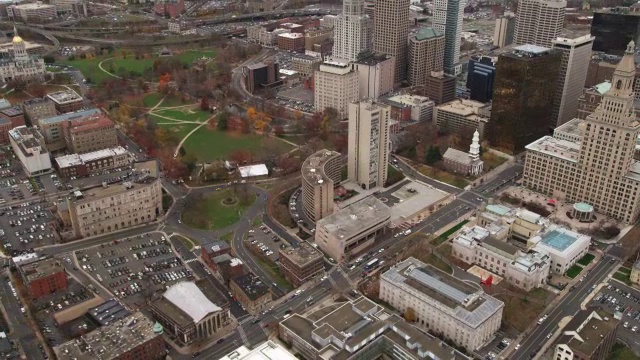 康涅狄格州哈特福德市中心的轨道旅行者塔;附近的中央教堂和金色的一号金融广场。拍摄于2011年11月。视频素材