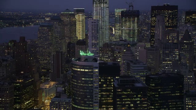 黄昏时分，靠近纽约金融区的大楼。拍摄于2011年11月。视频素材