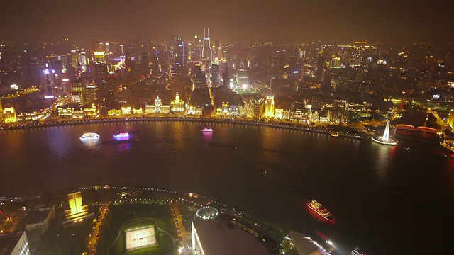 黄浦江和外滩的船只，世茂国际广场，夜晚，城市灯光，东方明珠塔，中国上海浦东视频素材