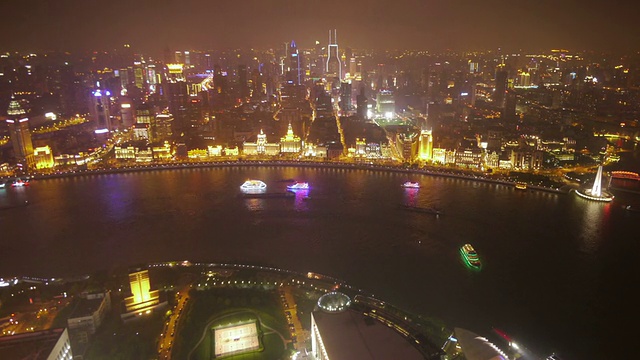 拍摄黄浦江上的船只，世茂国际广场，夜晚，城市灯光，东方明珠，浦东，中国上海视频素材