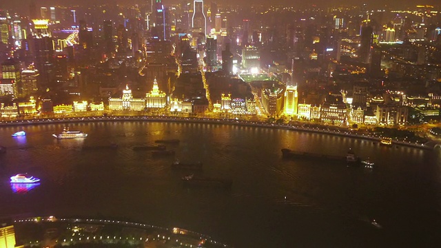 夜景镜头拍摄外滩和黄浦江上的船只，世茂国际广场，夜晚，城市灯光，东方明珠塔，中国上海视频素材