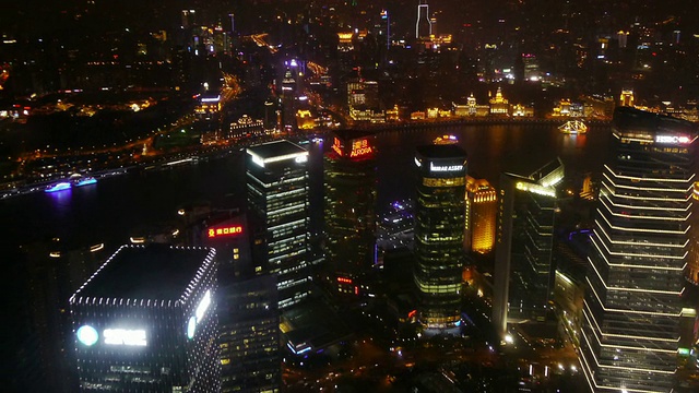 夜景拍摄:黄浦江上的船只，极光广场，上海国际金融中心，世茂国际广场，夜晚，城市灯光，从金茂大厦眺望，中国上海视频素材