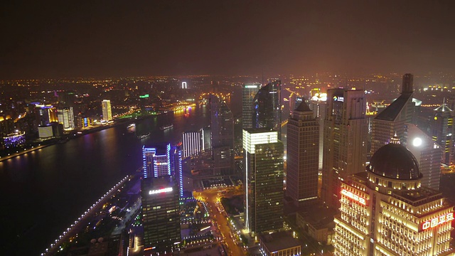 从东方明珠塔静态拍摄黄浦江上的船只，夜晚，城市灯光，浦东，上海，中国视频素材