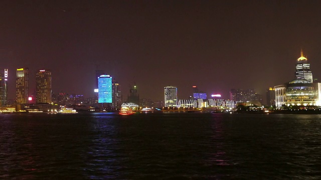 从外滩拍摄，黄浦江，虹口，黄浦，外滩，从浦东看，夜晚，城市灯光，上海，中国视频素材