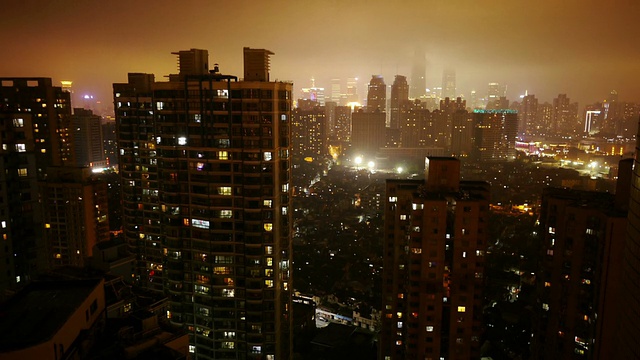 浦东，住宅区，公寓楼，高层建筑，天际线，夜晚，城市灯光，雾，中国上海视频素材
