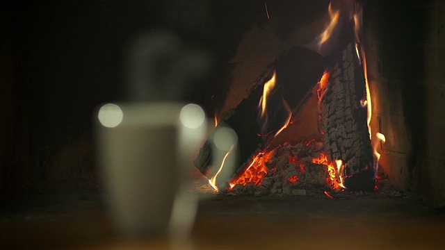 在壁炉前喝一杯热饮视频下载