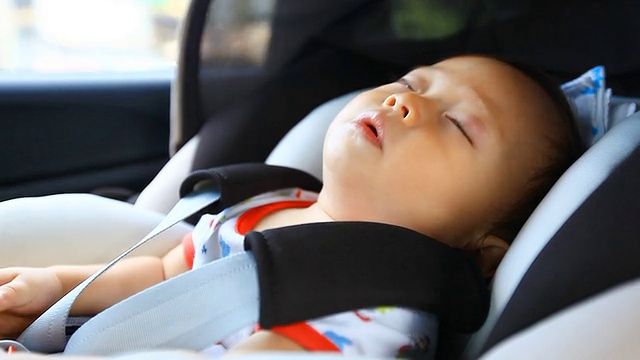 高清:婴儿在安全座椅上睡觉的照片。视频素材