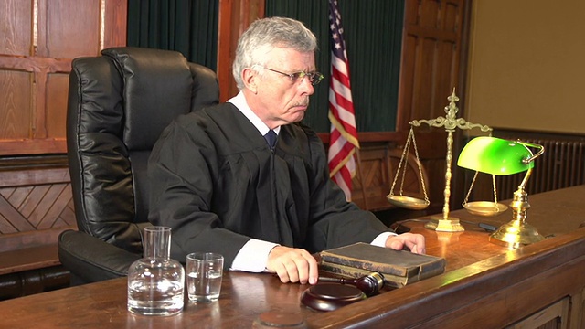 法官在法庭上使用木槌-两枪美国国旗视频素材