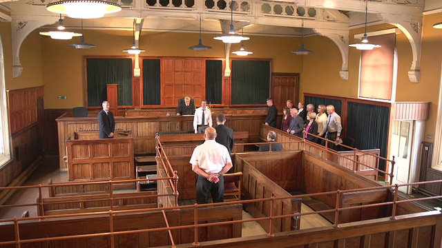 当法官走进法庭时，人们起立视频素材