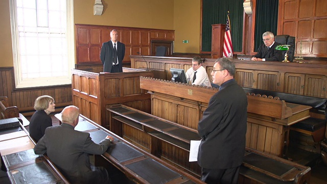 大律师在法庭上询问证人(美国国旗)视频下载
