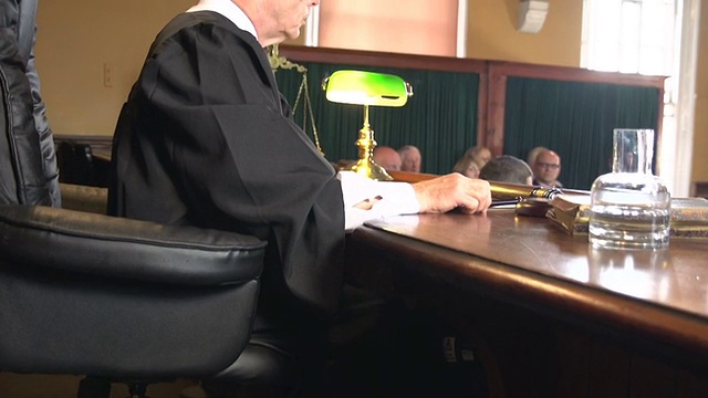 法院法官在陪审团的支持下下达命令视频素材