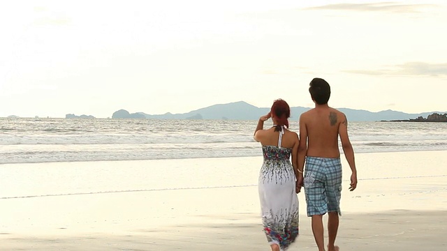 一对甜蜜的情侣在海滩上视频素材