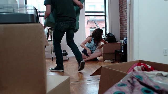 一对年轻夫妇搬进新公寓视频素材