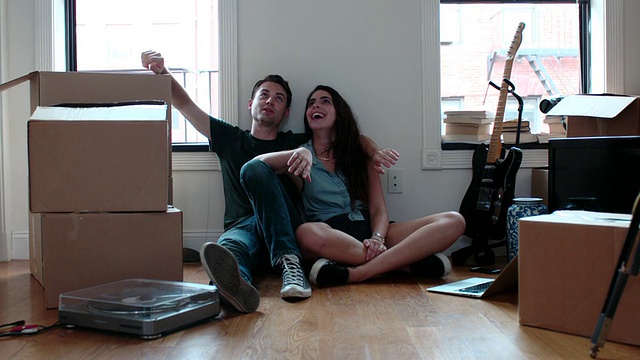 年轻夫妇在新公寓放松视频素材