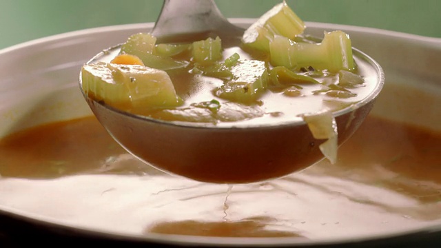 用勺子舀出一锅清汤，用芹菜块舀出一份视频下载