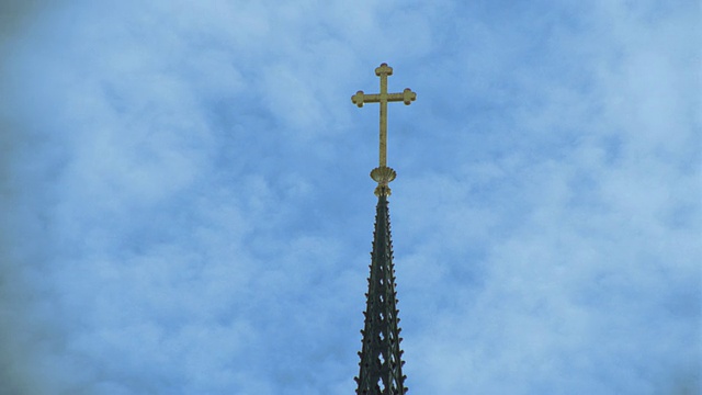 近距离拍摄Riddarholm教堂塔尖上的十字架，背景是延时云/瑞典斯德哥尔摩视频下载