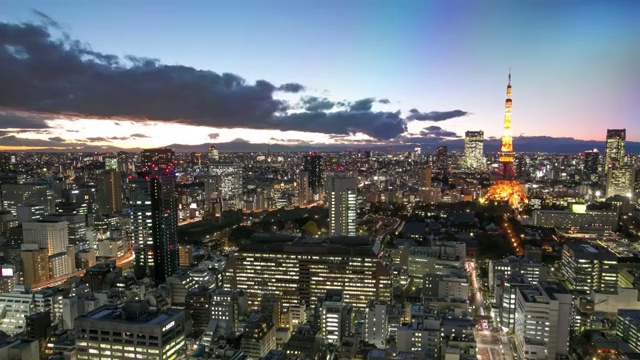 高清白天到夜晚延时:空中东京塔城市景观视频素材