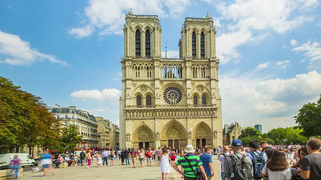 游客在巴黎圣母院前活动的时间流逝镜头。视频素材