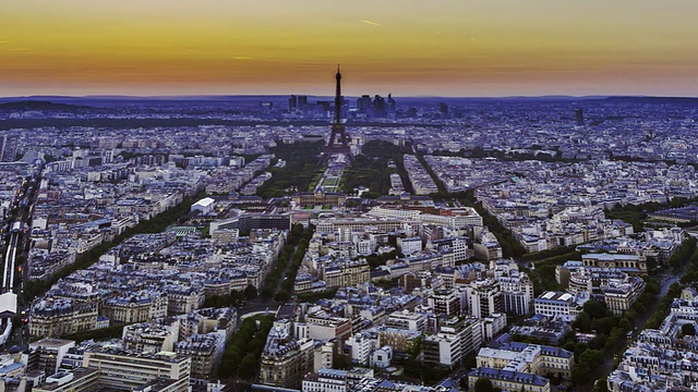 从白天到夜晚，巴黎地平线上日落的时间流逝。视频素材